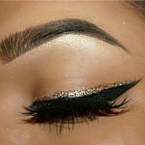 Makeup 2024, Make Up Designs, Gold Eyeliner, Eyeliner Tips, Eyeliner Color, Wedding Makeup For Brown Eyes, Prom Eye Makeup, Glitter Eyeliner, Pinterest Makeup