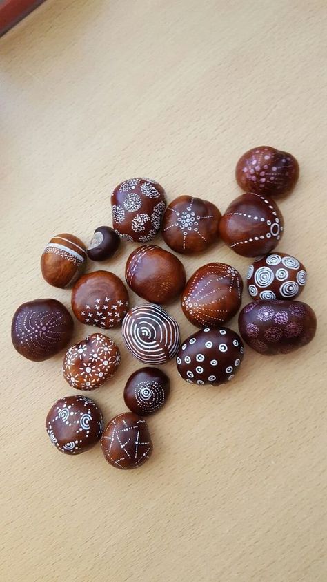 Things To Make With Conkers, Painted Conkers, Halloween Conkers, Things To Do With Conkers, Conker Painting, Buckeye Crafts Ideas, Conker Craft Ideas, Acorn Diy, Høstaktiviteter For Barn