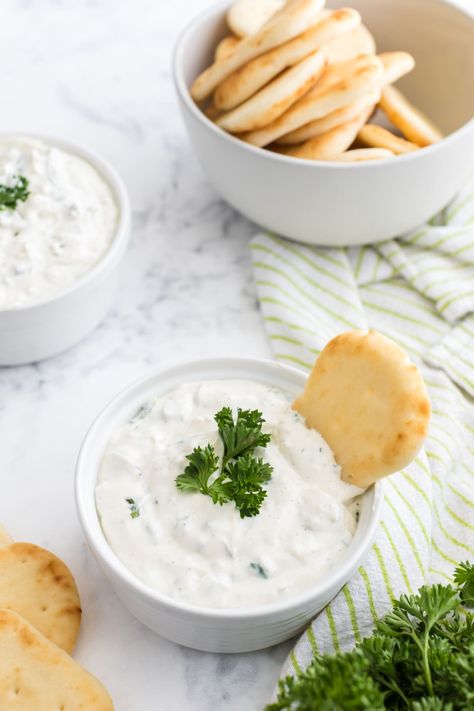 Creamy Herb Dip Fresh Herb Dip, Love Dip Recipe, Sour Cream Veggie Dip, Herb Dip, Chip Dip Recipes, Cream Dip, Cream Cheese Dips, Veggie Dip, Lemon Herb