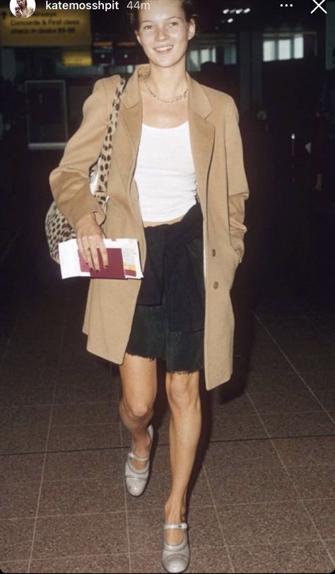 Kate wearing mary jane shoes, a leopard print bag and a Calvin Klein coat at the airport Kate Moss Outfit, Kate Moss Street Style, 90s Street Style, Kate Moss 90s, Moss Fashion, Kate Moss Style, Outfit 90s, Camel Coat, Heathrow