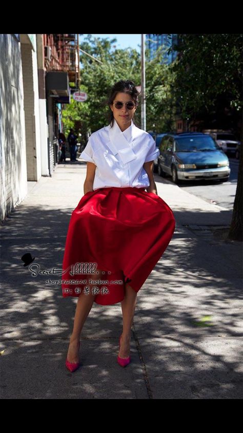 Mother Ginger, Outfit Elegante, Man Repeller, Red Midi, Shirt Refashion, The Nutcracker, Fun Sized, Red Fashion, Full Skirt