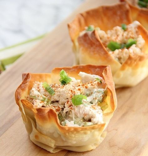 Serve chicken salad in a wonton cup and sprinkle with paprika to make this appetizer. Chicken Salad Wonton Cups, Salad Wonton Cups, Chicken Salad Wontons, Chicken Salads, Wonton Cups, Won Ton, Small Appetizers, Appetizer Menu, Cold Appetizers