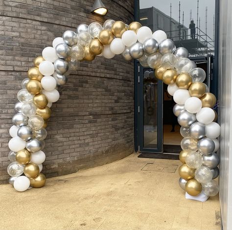 Ballon Arch Entry Way, Huge Balloon Arch, Balloon Graduation Decorations, Opening Balloon Decoration, Arch With Balloons, Balloon Arch Entrance, Prom Balloons, Balloon Archway, Gold Balloon Arch