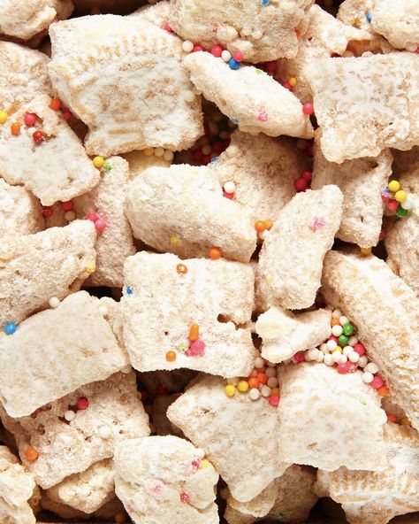 Cake Puppy Chow, Birthday Cake Puppy, Cake Puppy, Oreo Rice, Puppy Chow Recipe, Chow Recipe, Golden Oreo, Puppy Chow Recipes, Snack Mixes