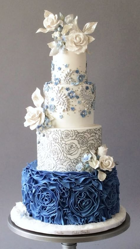 Blue Velvet Wedding Cake, Wedding Cake Designs 2023, Blue Quinceanera Cake, Quinceañera Cake Ideas, Quinceanera Cake Ideas, Torte Blu, Blue Wedding Cake, Big Wedding Cakes, Quinceanera Cakes