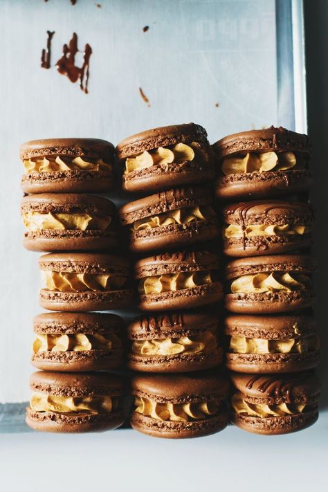 Macaroon Ideas, Colossal Cookies, Meringue Recipes, Salted Caramel Macarons, Mmm Cookies, Caramel Macarons, Holey Moley, Macaron Recipes, Macaron Template