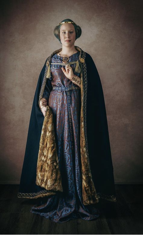 13 Century Clothing, 12th Century Clothing Women, 13th Century Fashion, 12th Century Clothing, 13th Century Clothing, 1400s Fashion, Medieval Garb, Century Dress, Queen Costume