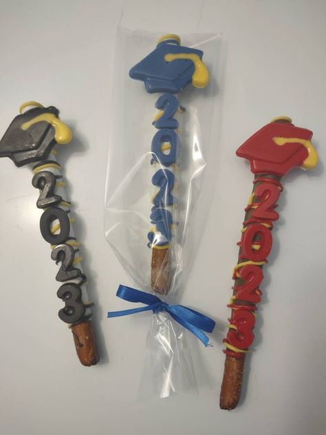 Graduation Pretzel Rods, Chocolate Covered Pretzels Valentines, Graduation Treats Ideas, Graduation Cake Pops Ideas, Graduation Pretzels, Graduation Oreos, Graduation Rice Krispie Treats, Graduation Dessert Table Ideas, Grad Treats