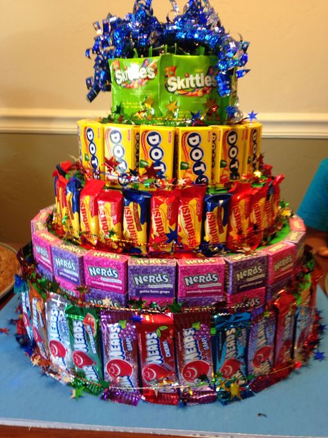 Candy cake Cake Made Of Candy, Candy Cake Ideas Birthday, Candy Cake Diy, Candy Baskets, Candy Bar Cake, Candy Arrangements, Candy Centerpieces, Candy Birthday Cakes, Candy Gift Baskets