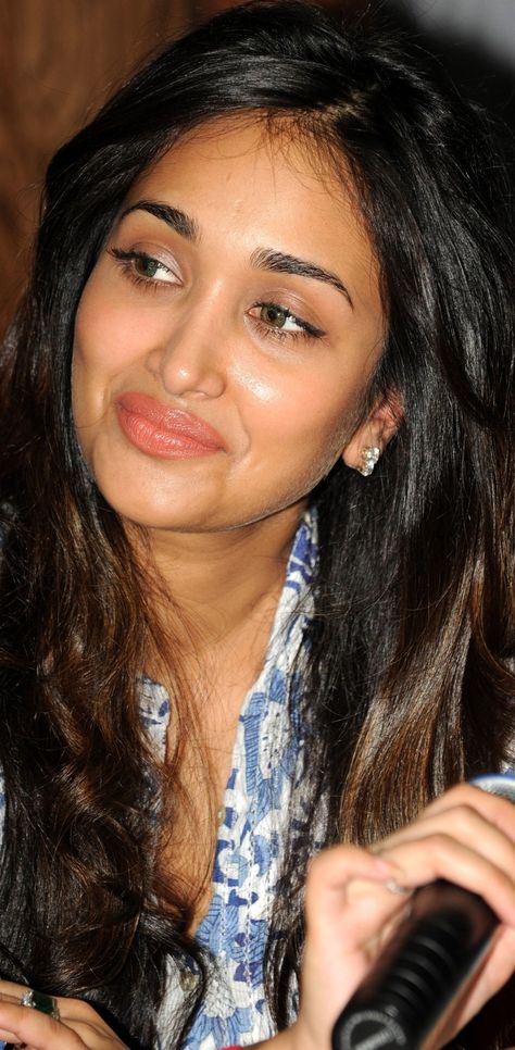 Jiah Khan, Pretty Ppl, Makeup Inspo, Body Goals, Desi, Hairstyles, Makeup, Quick Saves, Make Up