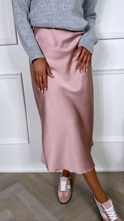 Fashion Inspo Outfits Skirts, Satin Pink Skirt Outfit, Pink Silk Skirt Outfit, Pink Midi Skirt Outfit, Pink Satin Skirt Outfit, Midi Skirt Outfit Casual, Pink Skirt Outfit, Pink Silk Skirt, Pink Satin Skirt