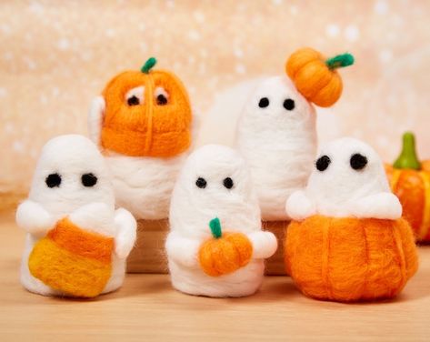 Wood Halloween Haunted House Wood Peg Dolls Halloween Peg - Etsy Sweden Tree Felt Ornaments, Ghost Holding A Pumpkin, Dolls Halloween, Halloween Tree Decorations, Pumpkin Crochet, Pumpkin Ornaments, Felt Pumpkins, Needle Felting Diy, Adornos Halloween