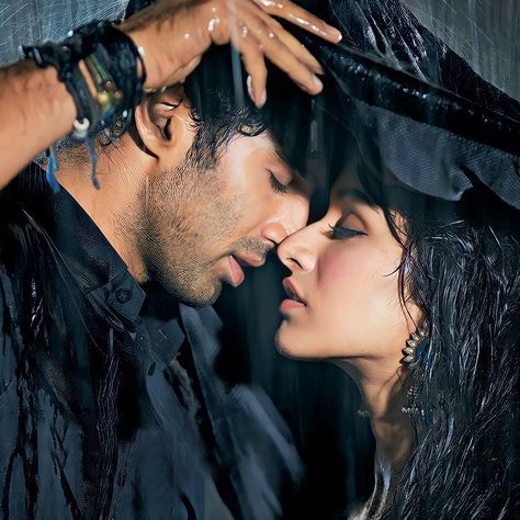 Tum Hi Ho, Movie Hall, Aashiqui 2, The Others Movie, Cover Dp, Roy Kapoor, Shraddha Kapoor Cute, Romantic Films, Bollywood Couples