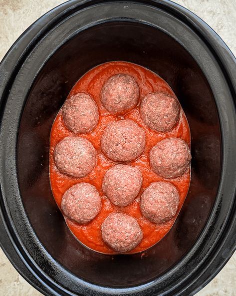 Slow Cooker Mozzarella Stuffed Meatballs + VIDEO - Fit Slow Cooker Queen Mozzarella Meatballs, Meatballs Crockpot, Paleo Pasta, Stuffed Meatballs, Mozzarella Stuffed Meatballs, Crock Pot Meatballs, Meat Salad, Recipe 30, Low Carb Paleo