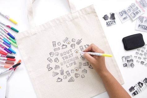 Use a few supplies to create a customized easy stamped canvas tote bag that you can color with fabric markers Diy Tote Bag Design, Canvas Bag Diy, Diy Sharpie, Diy Tote, Diy Tote Bag, Diy Stamp, Crafting Supplies, Fabric Markers, Coloring Markers