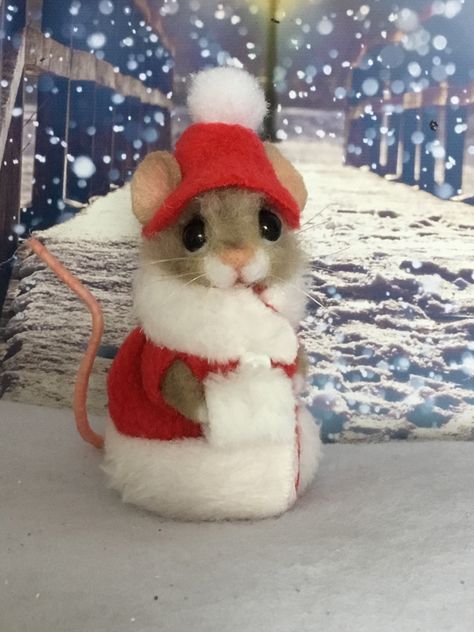 Felt Mice Ornaments, Felt Mice Christmas Tree, Needle Felted Christmas Mice, Needle Felted Sleeping Mouse Tutorial, Maus Illustration, Felt Mice, Felted Mice, Needle Felted Sleeping Mouse, Tovad Ull