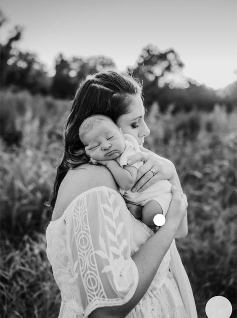 Outdoor Photoshoot With Newborn, Field Newborn Photoshoot, Lifestyle Newborn Outdoor, Outdoors Newborn Photography, Newborn Shoot Outdoor, Mom And Newborn Pictures Outdoor, Newborn Session Outside, Outdoor Newborn Pictures, Family Photoshoot With Newborn Outdoor