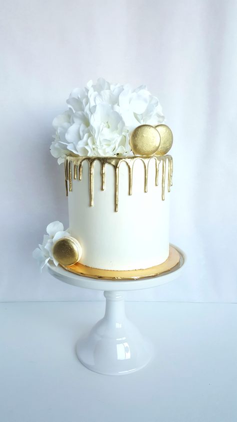 Cake Romantic wedding cake featuring white hydrangeas, gold macaroons and gold drip #wedding #cake #flowers #rustic #whitecake #Yummy #spring #white #ideas #cakes #forward #love #handpainted #buttercream White Birthday Cake Ideas, Gold And White Cake, White Birthday Cake, White And Gold Wedding Cake, Macaroon Cake, White Birthday Cakes, Gold Birthday Cake, White Cake Recipe, Gold Drip