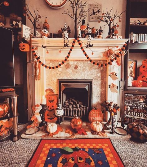 Halloween in the 90s just hit different 90’s Halloween, Halloween Nostalgia, Spooky October, Black Folk Art, Halloween Room, 90s Halloween, Hit Different, 2024 Halloween, Spooky Szn