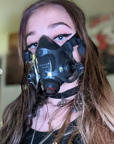 Gasmask Aesthetic, Half Gas Mask Aesthetic, Half Gas Mask, Cyberpunk Gasmask, Gas Mask Drawing, Oxygen Mask, Activewear Photoshoot, Traditional Black Tattoo, Gas Mask Art