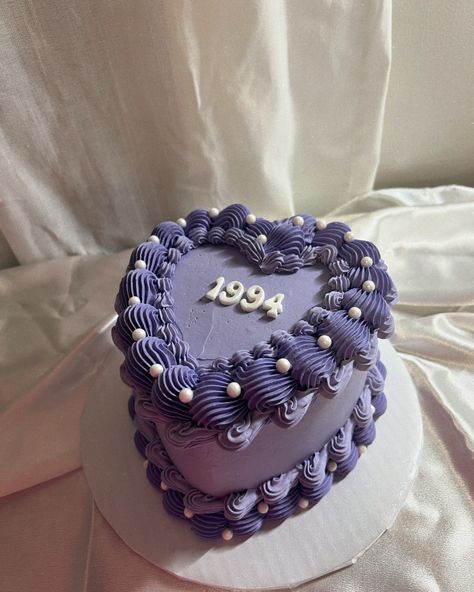 💜💟 Purple Birthday Cake, Purple Cakes Birthday, Vintage Birthday Cakes, Purple Cakes, Purple Vintage, Mini Cake, Heart Cake, Special Cake, Vintage Birthday