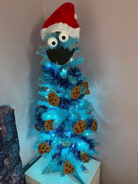 Cookie Monster Christmas Tree Ideas, Cookie Monster Christmas Tree, Elmo Christmas Tree Ideas, Cat Themed Christmas Tree, Monster Christmas Tree, Elmo Christmas, Cookies Monster, Monster Christmas, Muppet Christmas