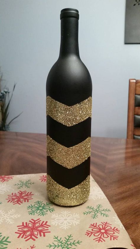 Chalk painted wine bottle with chevron glitter Diy Bottles, Wine Bottle Project, Bottle Decorations, Bottle Decoration, Wine Craft, Bottle Decor, Glass Bottles Art, Wine Bottle Art, Wine Bottle Diy Crafts