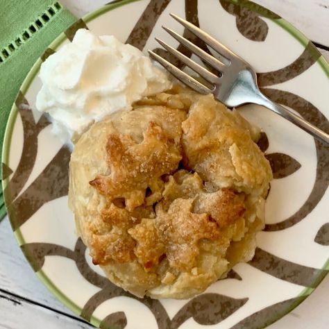 This apple cinnamon french toast casserole is so reminiscent of the classic fall flavors. It reminds me of my mom Cinnamon French Toast Casserole, Old Fashioned Peanut Butter Cookies, Apple Cinnamon French Toast, Carrot Cake Jam, Apple French Toast Casserole, Dumpling Recipes, Apple Dumpling Recipe, Apple French Toast, Apple Dumpling