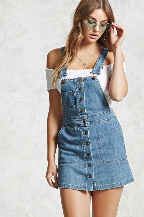 How to Wear Overalls: An Easy and Current Style Guide Jean Overall Dress, Salopette Jeans, Denim Overall Dress, Trending Fashion Outfits, Elegantes Outfit, Looks Chic, Overall Dress, Garden Styles, Street Style Outfit