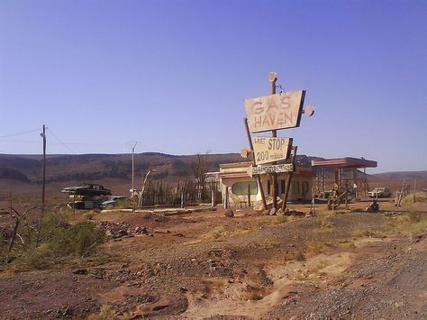 Tree Of Liberty, Googie Architecture, Lost River, Old Gas Stations, Desert Dream, Gas Stations, Southwest Desert, Photoshoot Themes, Starling