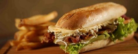 Sandwich de lomito, un gran platillo argentino para los amantes de la carne Food Menu Design, Meat Lovers, Menu Design, Chicken Burgers, Food Menu, Pulled Pork, Sandwiches, Jam, Pasta