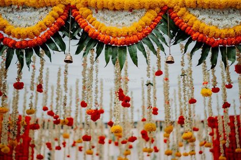 Indian Outdoor Wedding Decor, Wedding Dresses Styles, Flower Decoration For Ganpati, Hindu Wedding Decorations, Home Flower Decor, Haldi Decor, Wedding Decor Photos, Unique Flower Arrangements, Ganpati Decoration Design