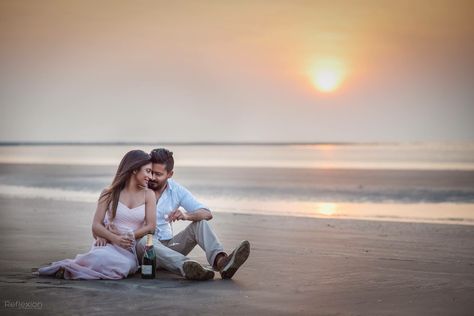 Pool Side Pre Wedding Shoot, Beach Stills For Couples, Beach Side Pre Wedding Shoot, Post Wedding Photoshoot Beach, Pre Wedding Beach Photoshoot, Beach Side Photoshoot, Prewedding Photography Beach, Daylight Pictures, Beach Wedding Pics