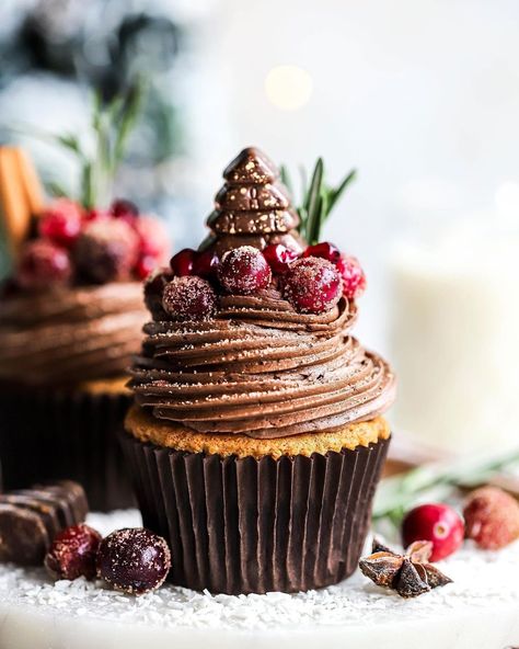 Charlotte Roberts, Christmas Tree Chocolates, Winter Torte, Gingerbread Cupcakes, Cupcakes Decorados, Vegan Cupcakes, Christmas Foods, Vegan Christmas, Christmas Cupcakes