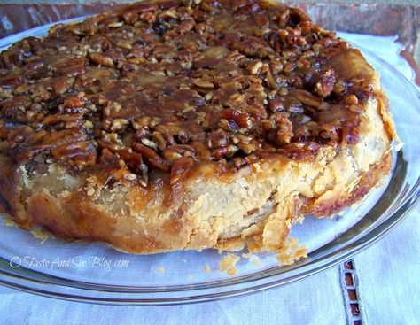 upside down apple pie 101 Fun Pies, Upside Down Apple Pie, Apple Pecan Pie, Pecan Pie Crust, O Taste And See, Weekend Recipes, Festive Baking, Pecan Pies, Pecan Topping