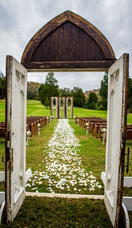 Aisle Weding Hair, Wedding Ceremony Ideas, Theme Nature, Farm Style, Wedding Aisle, Wedding Wishes, Ceremony Decorations, Outdoor Ceremony, Trendy Wedding