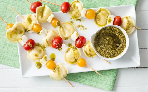 Versatile and delicious, ravioli—frozen or refrigerated—is a tasty timesaver. This charming Italian-inspired appetizer is like a little party on a stick. Ravioli Skewers, Appetizers On Toothpicks, Pasta Skewers, Mini Ravioli, Toothpick Appetizers, The Munchies, Party Bites, Bite Size Food, Appetizers Easy Finger Food