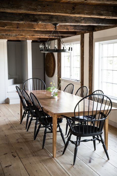 Dapur Rustic, Modern Traditional Style, Black Chairs, Room Cozy, Wooden Floors, Farmhouse Style Kitchen, Farmhouse Dining Room, Modern Farmhouse Kitchens, Elegant Dining