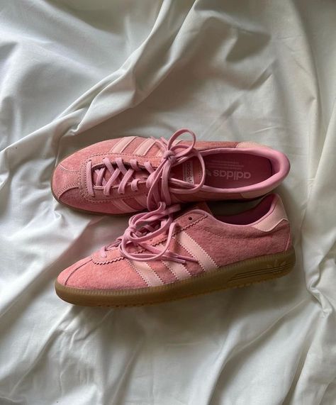 #adidasshoeswomen #samba #sambarose Adidas Bermuda, Sneaker Shop, Adidas Originals Gazelle, Shoe Inspo, Aesthetic Shoes, Pink Sneakers, Mode Ootd, Swag Shoes, Mein Style