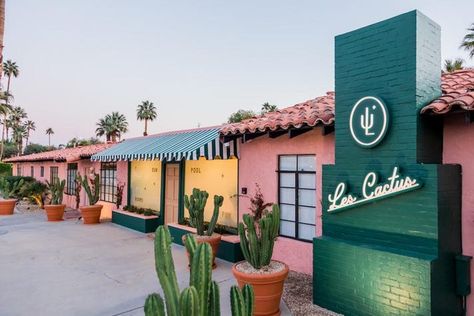 Les Cactus Is The Most Instagramable New Hotel In Palm Springs Vintage Palm Springs Aesthetic, Motel Renovation, Palm Springs Interior Design, Tap Truck, Cactus Aesthetic, Airbnb Interior, Palm Springs Resorts, Palm Springs Hotel, Vintage Palm Springs