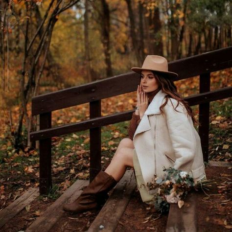 Trending Fashion Ideas, Autumn Photo Shoot, Autumn Photography Portrait, Ideas For Autumn, Bright Autumn, Fall Portraits, Studio Portrait Photography, Autumn Ideas, Outdoor Photographer