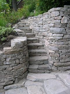 Trockenmauer mit Treppe Front Pathway, Diy Garden Landscaping, Dry Stack Stone, Stacked Stone Walls, Texture Stone, Stone Steps, Landscaping Retaining Walls, Garden Stairs, Stone Stairs