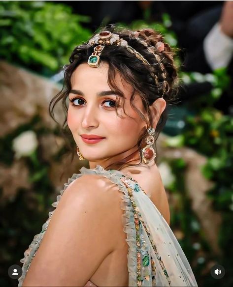 Alia Bhatt Met Gala, Sabyasachi Sarees, Met Gala Outfits, The Met Gala, Bollywood Wedding, Alia Bhatt, Beautiful Smile Women, Beauty Face, Ladies Day