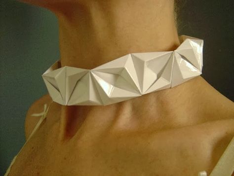 Origami Choker (via architechnophilia) Geometric Jewellery, Design Portrait, Origami Necklace, Artsy Jewelry, Origami Bag, Origami Fashion, Tired Of People, Origami Jewelry, Geometric Fashion