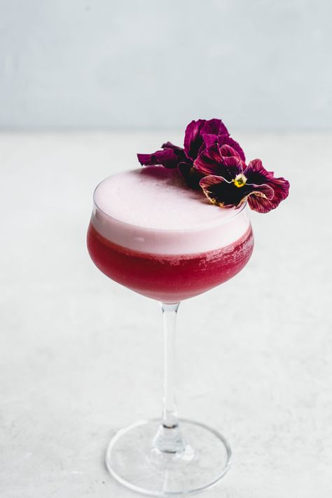 Dreamy Cocktails, Bright Cocktails, Empress 1908 Gin, Sparkling Cocktails, Holiday Cocktail Recipes, Fizz Cocktail, Gin Cocktail Recipes, Gin Fizz, Creative Cocktail