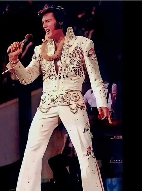 Elvis Presley Aloha From Hawaii, Elvis Presley Hawaii, Black Elvis, Elvis Aloha From Hawaii, Elvis Presley Wallpaper, Elvis Costume, Jamie Redknapp, Elvis Presley Concerts, Elvis Presley Priscilla