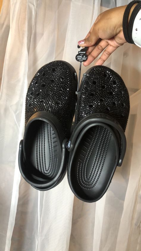 Black Customized Crocs, Black Custom Crocs, Diy Crocs Shoes, Black Crocs Aesthetic, Customized Crocs Shoes, Crocs Custom, Cool Crocs, Crocs Aesthetic, Bedazzled Shoes Diy