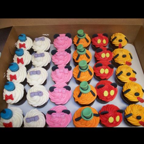 Disney cupcakes Γενέθλια Mickey Mouse, Cake Paris, Disney Cupcakes, Mickey Mouse Clubhouse Birthday Party, Disney Desserts, Mickey Mouse Clubhouse Party, Mickey Mouse 1st Birthday, Mickey Birthday Party, Disney Birthday Party