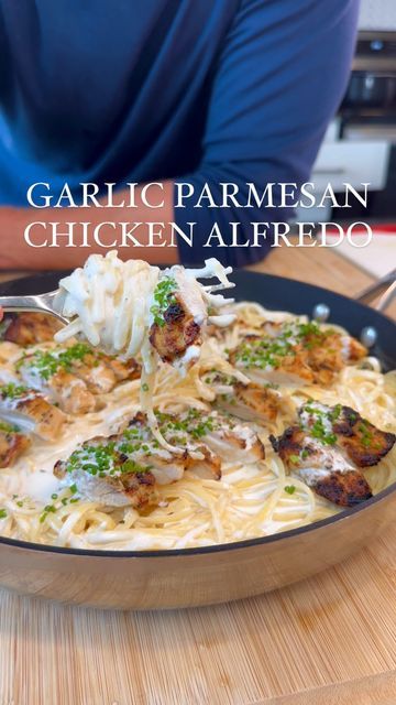 Tom Walsh on Instagram: "Garlic Parmesan Chicken Alfredo Stealth Health 500 Calorie Meal Prep Series, Episode 22 A featured recipe in my upcoming Stealth Health Meal Prep cookbook 👀 - stay tuned for the launch! Per serving (makes 5): 505 calories 44g Protein 52g Carbs 15g Fat Ingredients: Garlic Parmesan Chicken marinade: 10g olive oil (2 tspns) 2 tblspn white wine vinegar 1 teaspoon garlic powder 1/2 teaspoon dried oregano 1/4 teaspoon onion powder 1/4 teaspoon crushed red pepper 1/4 teasp Parmesan Chicken Alfredo, 500 Calorie Meal Prep, Stealth Health, Roasted Pork Tenderloin Recipes, Health Meal Prep, 500 Calorie Meals, 500 Calorie, Low Calorie Dinners, Healthy High Protein Meals