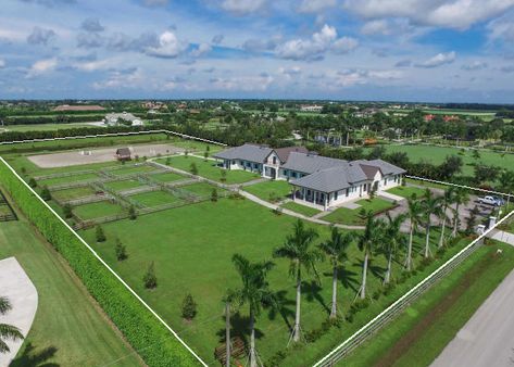 Here are some fantastic examples of horse farm layout for every acreage. From 5 acres to 50 acres, here are some creative ideas for horse farm layout. Horse Ranch Layout, Ranch Layout, Horse Farm Layout, Horse Themed Bedrooms, Dream Horse Barns, Farm Plans, Farm Layout, Riding Arenas, The Barnyard